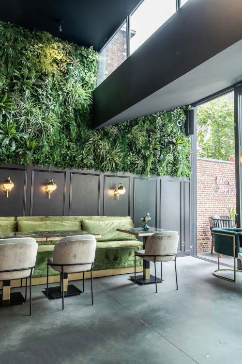 Planten aan de muur van een restaurant