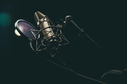 Pop filter na frente de um microfone