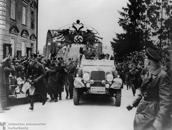 Những người Áo cổ vũ Chào đón Adolf Hitler tại quê hương Braunau am Inn của ông ta (14 tháng 3 năm 1938)