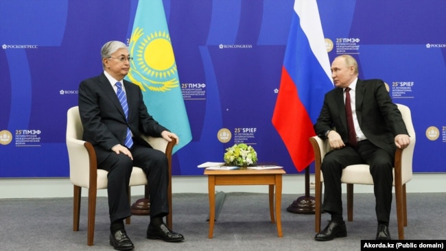 Президент Казахстану Касим-Жомарт Токаєв (ліворуч) та президент Росії Володимир Путін.  Санкт-Петербург, 17 червня 2022 року