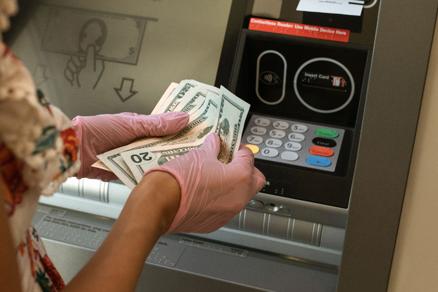 Những ưu điểm và nhược điểm khi sử dụng  dịch vụ rút tiền thẻ tín dụng