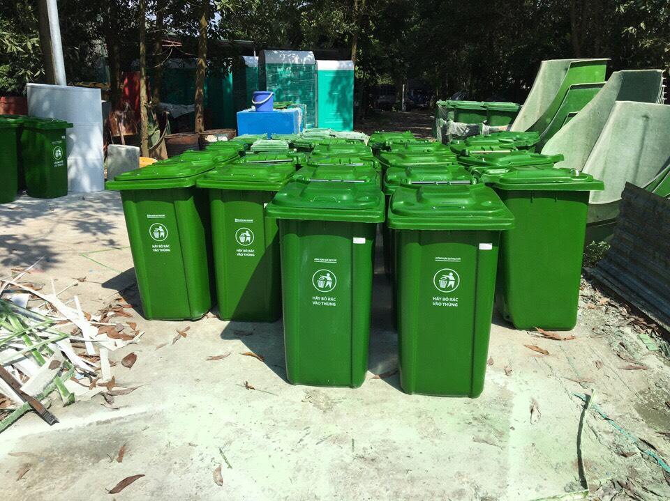 Thùng rác composite 240L với dung tích lớn chứa được nhiều rác thải.