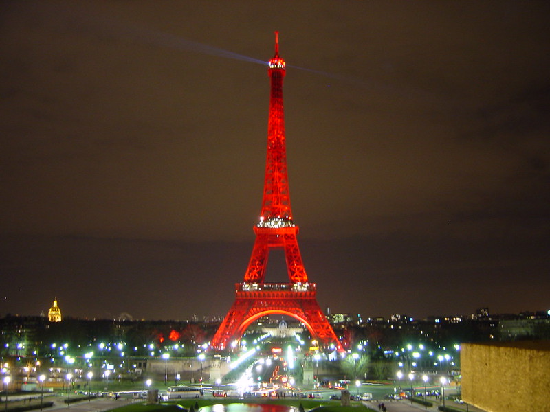 Resultado de imagem para Torre Eiffel vermelha