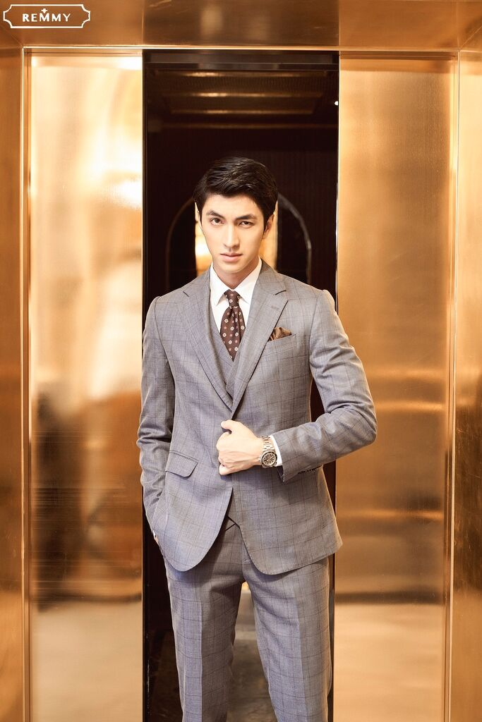 Suit xám- kẻ nâu ô vuông, ve to đột chỉ- 2 khuy