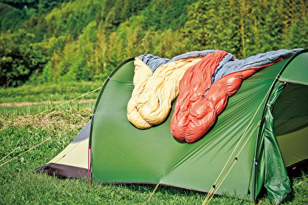 Nếu thời tiết thuận lợi, tốt nhất bạn nên phơi túi ngủ trong lều hoặc trên mái che để khử trùng. (Ảnh: Advanced Publishing)