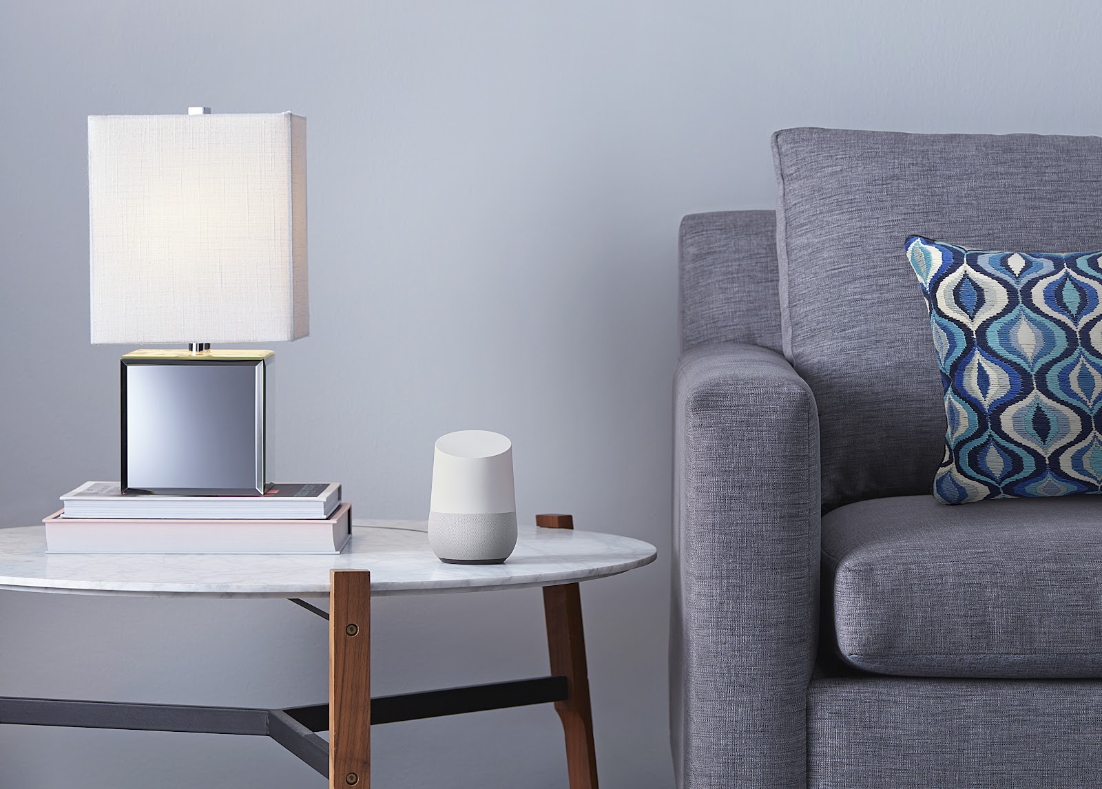 Google Home placé dans un salon