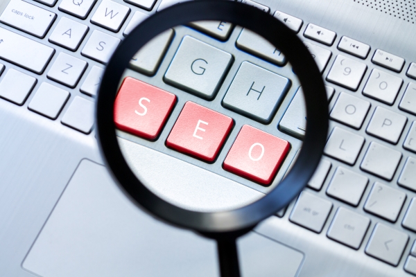magnifying-glass-computer-keyboard-with-text-seo