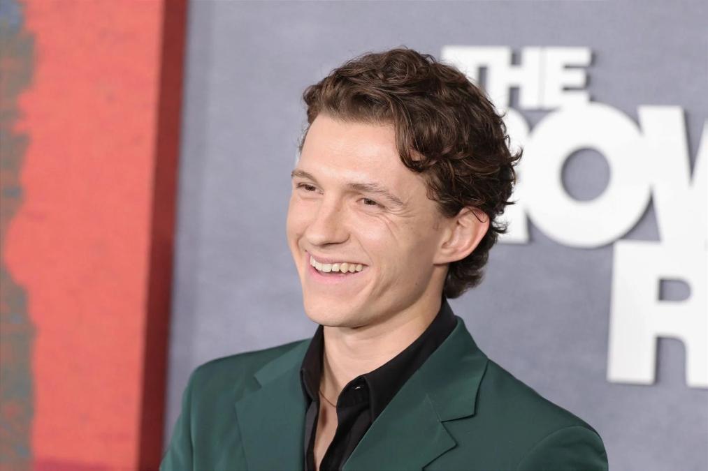 Heroic Struggle: Tom Holland's Frantic Efforts to Save Unresponsive Lady 1