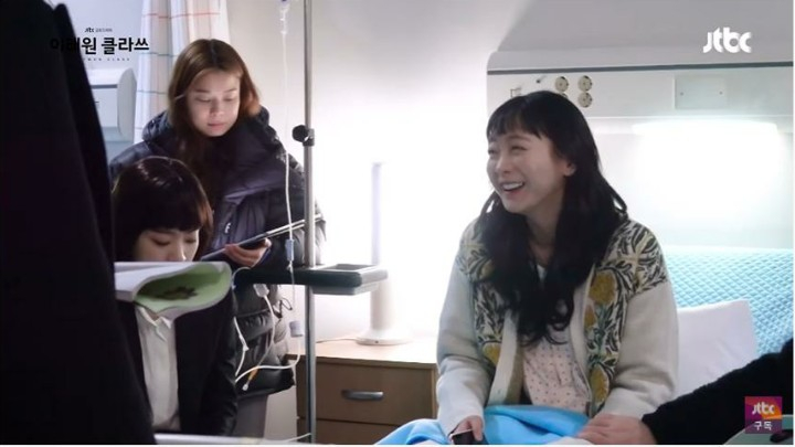 Điên nữ quên cả lời thoại vì Park Seo Joon đụng chạm ở hậu trường Tầng Lớp Itaewon - Ảnh 4.