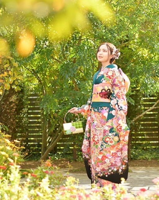 緑の振袖の女性