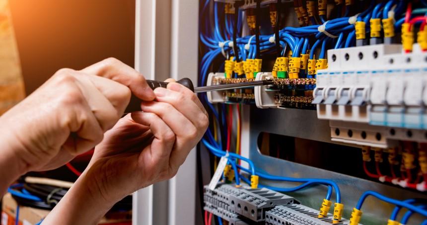 Kiểm tra hệ thống điện định kỳ giúp bảo đảm an toàn cho nhà xưởng