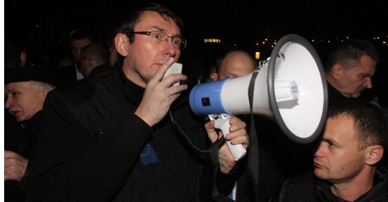 Lutsenko talks to activists during Euromaidan ~