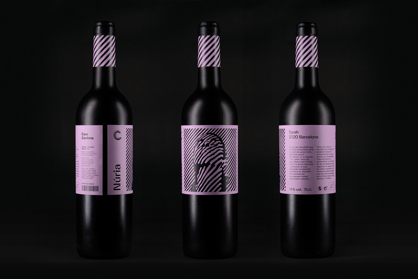 Packshot of "Núria" Syrah wine bottle