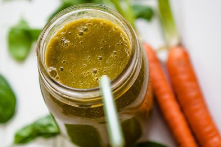 Smoothies with carrots and spinach