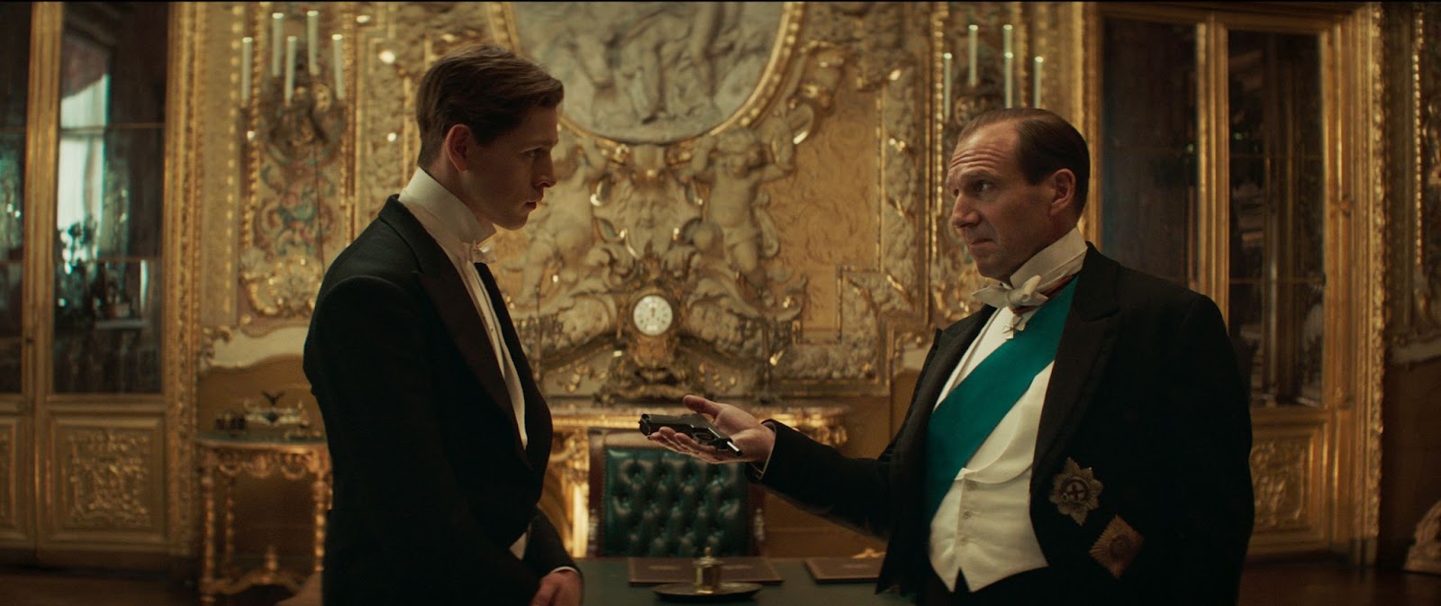 (L-R)_ Conrad (Harris Dickinson) and Oxford (Ralph Fiennes) in THE KING'S MAN. © 2019 Twentieth Century Fox Film Corporation. All rights reserved.