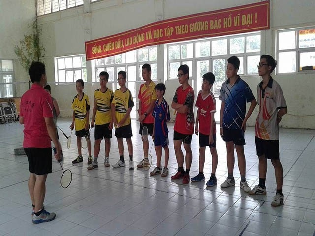 Học chơi cầu lông cùng Thầy Thắng và thầy Lợi. 
