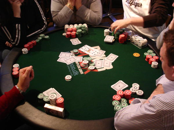 Muốn chơi bài poker online tại Fun88 phải làm sao?