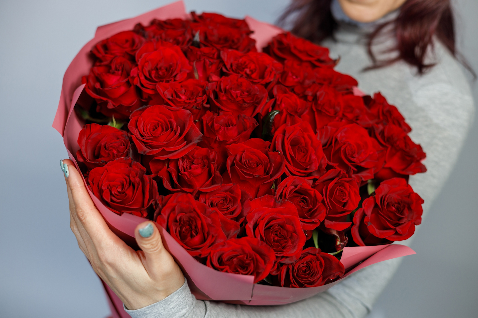 Большой букет роз в руках. Какие цветы подарить девушке на день рождения. Какого цвета лучше подарить розы любимой девушке. Какие цветы подарить женщине на 35 лет.