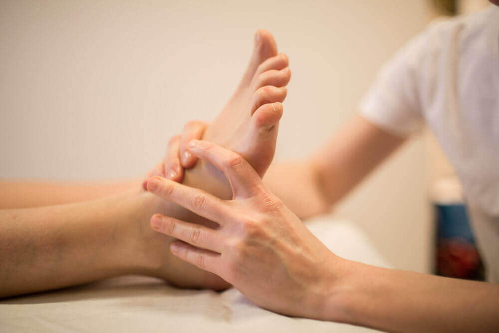 Kỹ thuật viên massage chân tập trung vào khu vực gót chân với kỹ thuật đặc biệt