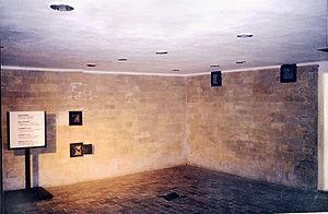 https://upload.wikimedia.org/wikipedia/commons/thumb/6/64/KL_Dachau_Block_X_gas_chamber.jpg/300px-KL_Dachau_Block_X_gas_chamber.jpg