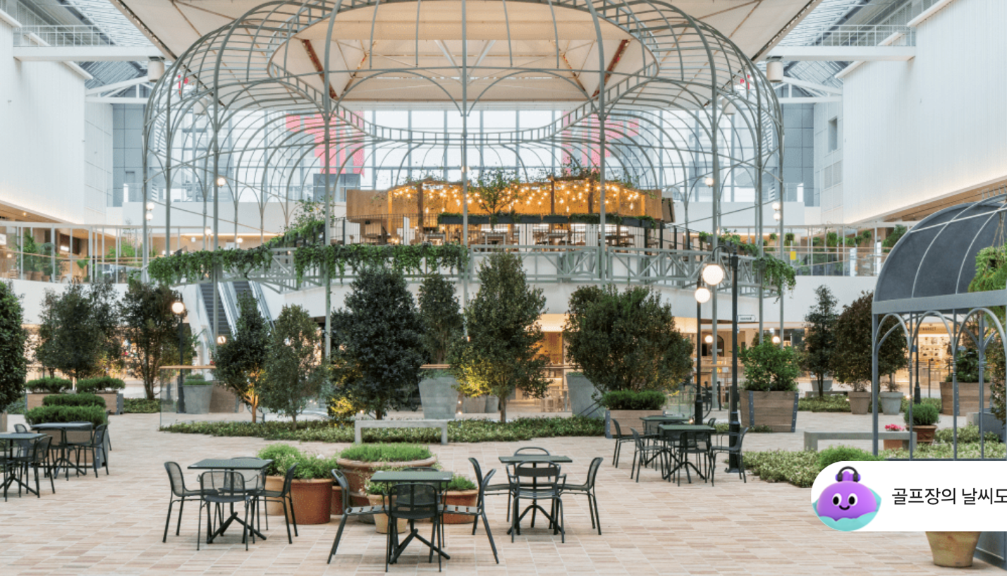 A glass covered patio with tables and chairs

Description automatically generated