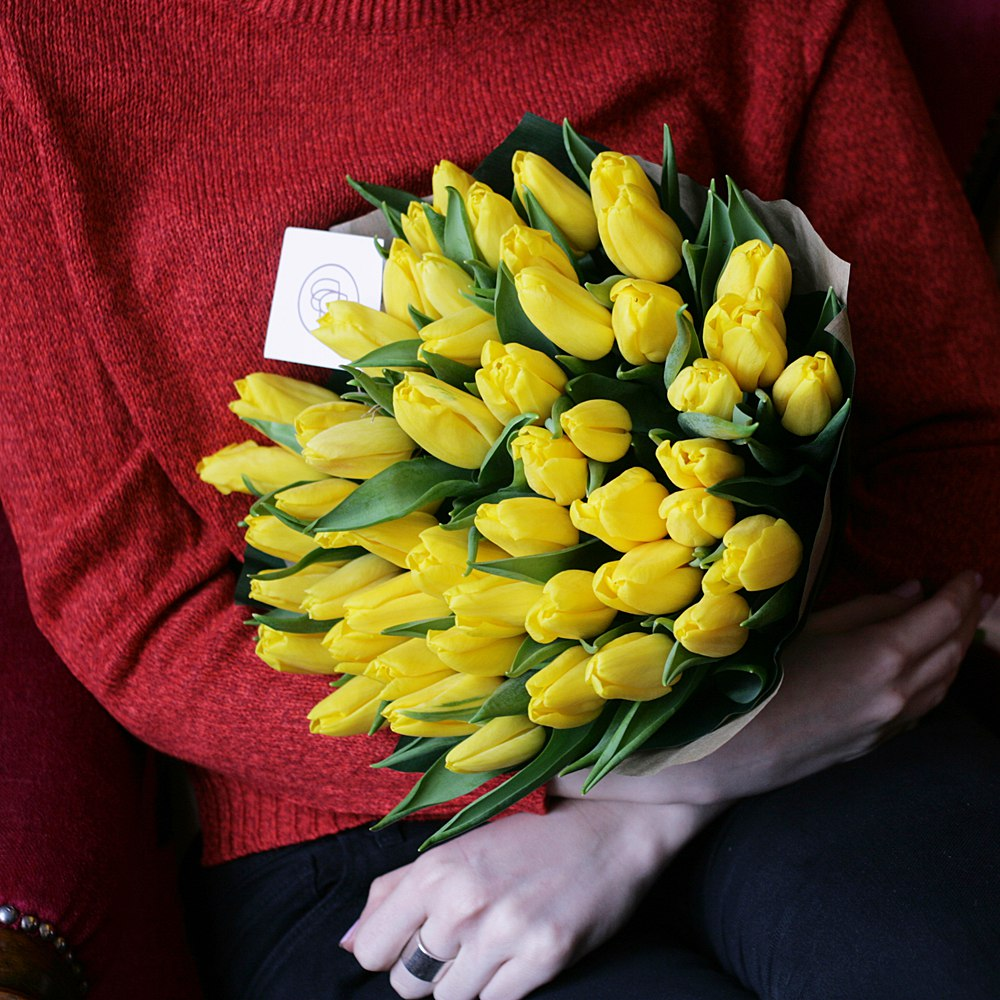 Сколько тюльпанов подарить девушке. Букет тюльпанов. Букет желтых тюльпанов. Красивый букет желтых тюльпанов. Огромный букет тюльпанов.