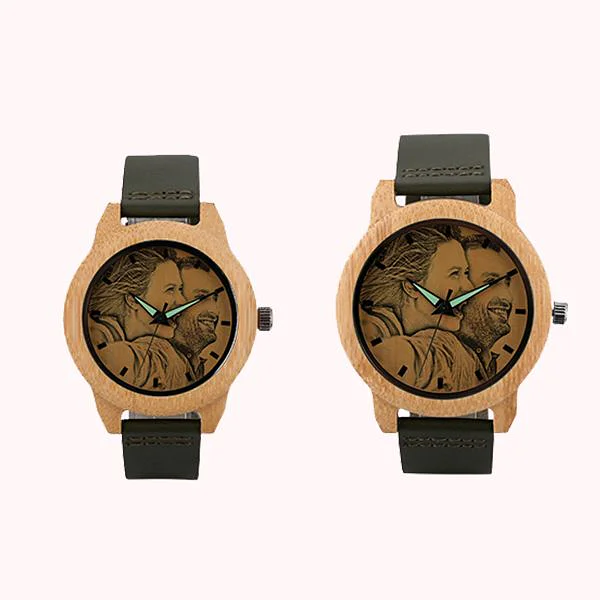 Montre en bois de bambou avec cadran personnalisé par la photographie d’un couple.