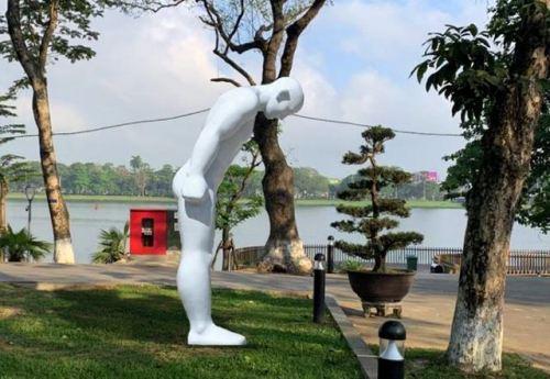 Phối cảnh bức tượng Người đàn ông cúi đầu đặt ở công viên Lý Tự Trọng. 
