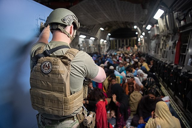 Afghanistan citizens leaving the country on an American plane. Photo: Wikimedia Commons