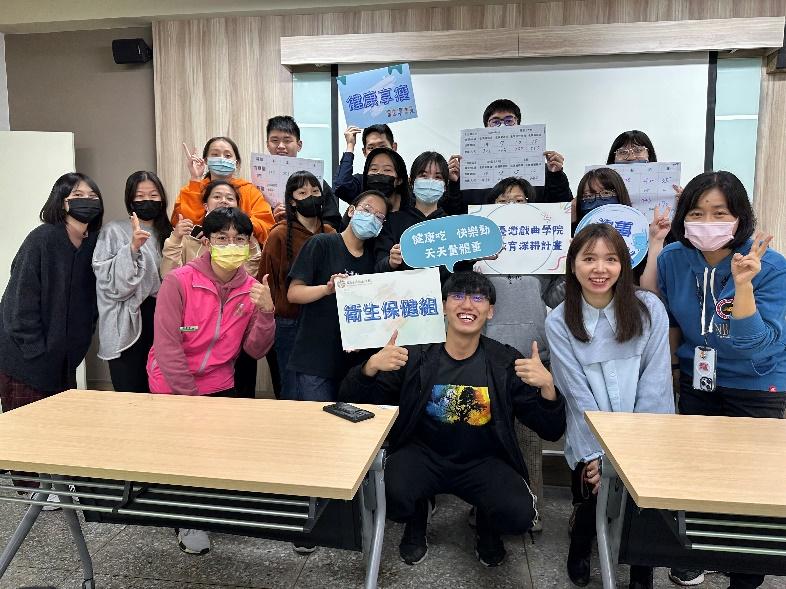 圖五：同學與營養師合影