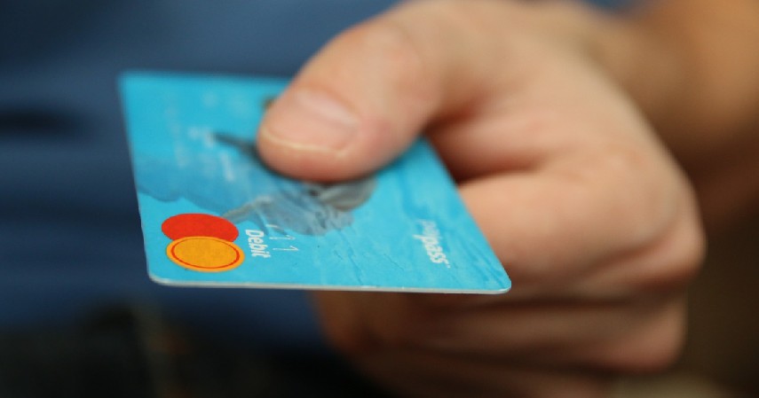 Bayar hutang - Hal Yang Tidak Boleh Dibeli Pakai Kartu Kredit