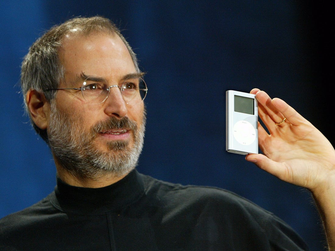 Steve Jobs với lối thuyết trình gần gũi, thân thuộc Steve Jobs với lối thuyết trình gần gũi, thân thuộc 
