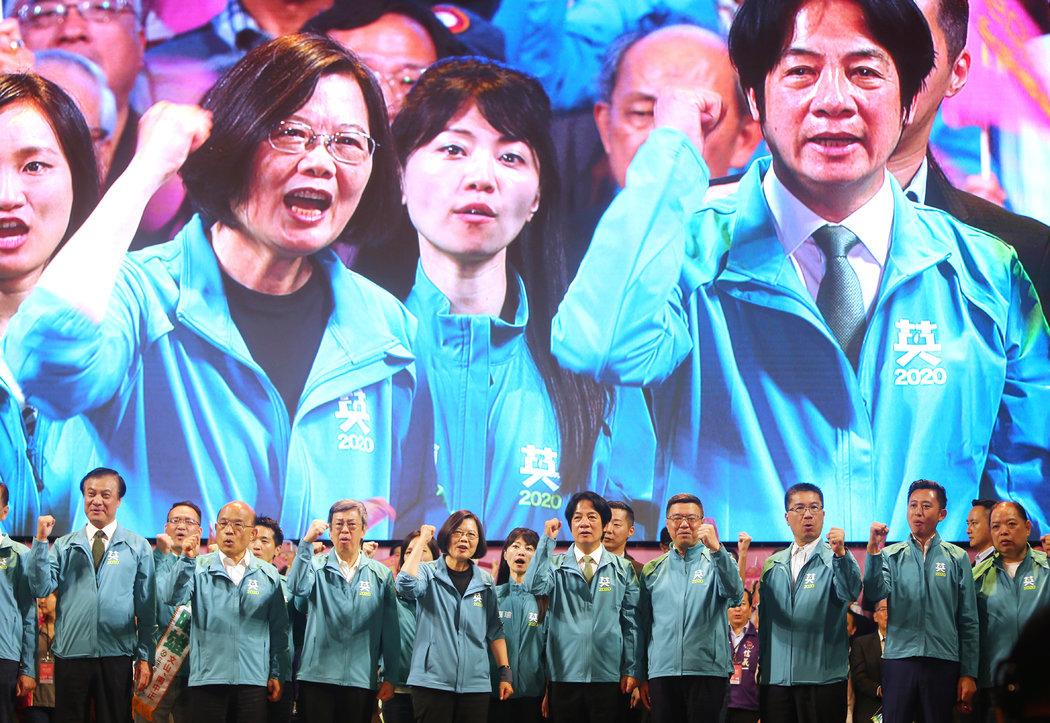 11月17日，台湾总统蔡英文和竞选搭档赖清德在台北为竞选造势。蔡英文强烈谴责北京的干预。