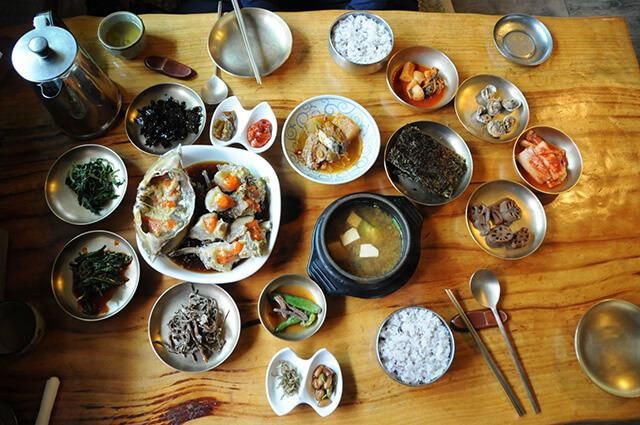 Mâm cơm của người Hàn thường gồm rất nhiều món nhỏ
