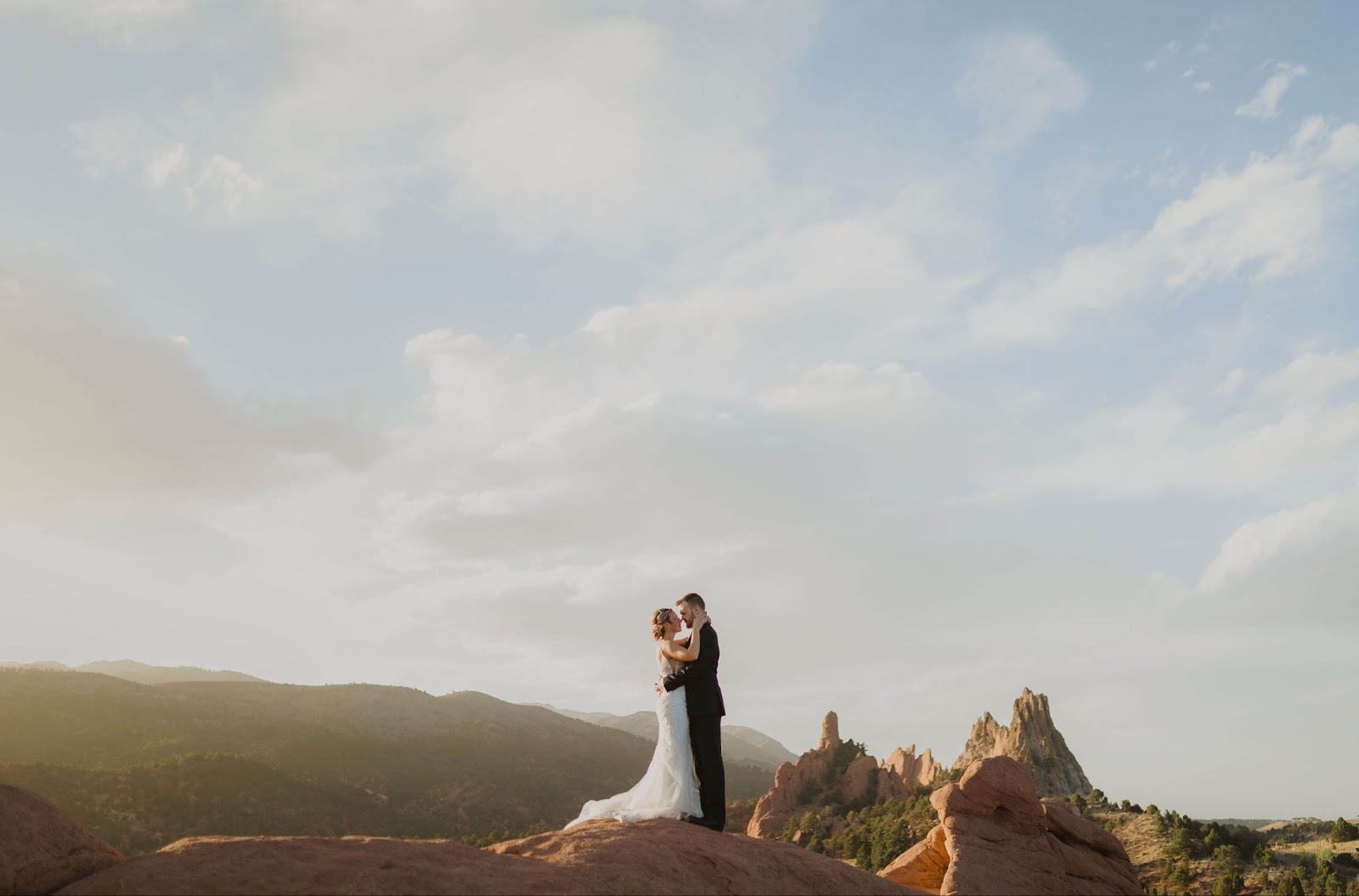 couple eloping at Garden of the Gods