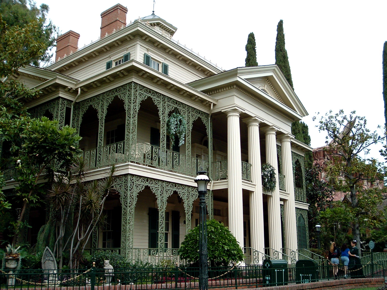 File:Haunted Mansion Exterior.JPG - Wikimedia Commons