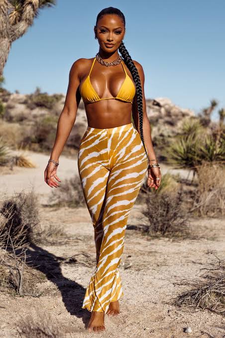 16 Beach Chic Outfits - Bold Bikini and Printed Silk Pants
