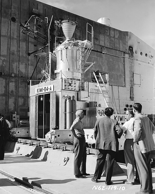 Директор Национальной лаборатории Норрис Брэдбери (крайний слева) у реактора KIWI В4-A Нуклон под уклон 