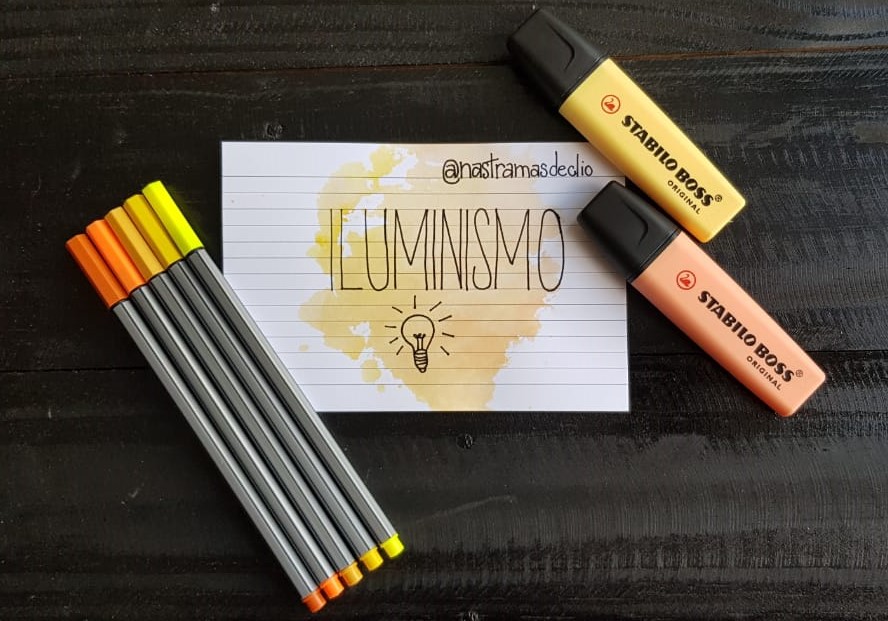 Fotografia com canetas, marca texto e um esquema em cores com o título Iluminismo.