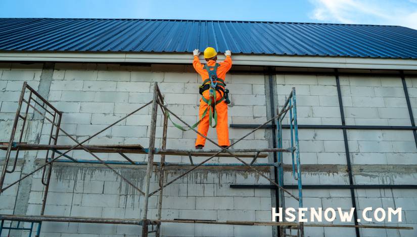 Công việc nguy hiểm như làm việc trên cao, dù có đầy đủ trang thiết bị bảo hộ nhưng nó vẫn là một công việc đầy rủi ro.