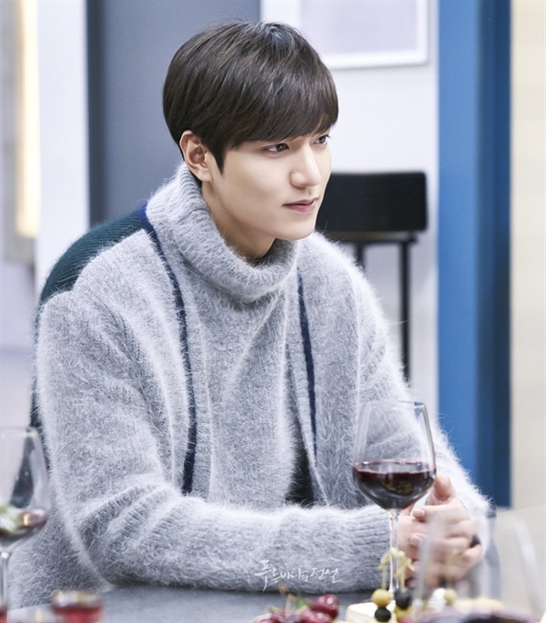 Học Lee Min ho kết hợp áo len với áo khoác ngoài gần tông màu - phối đồ chuẩn sao Hàn