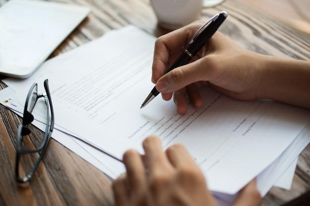 homem de negócios examinando papéis na mesa
