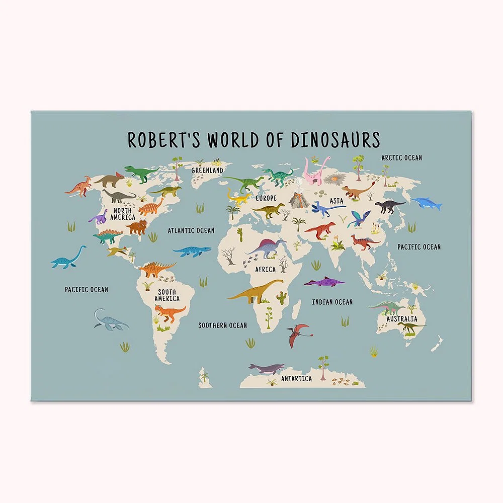 Carte du monde présentant des dinosaures sur chaque continent et dans les océans, surmontée d’un titre personnalisé au prénom de l’enfant. 