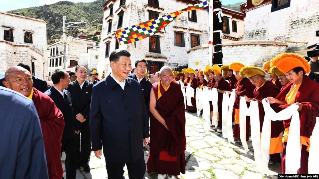 中国领导人习近平参观位于西藏拉萨西郊的哲蚌寺。 （2021年7月22日）