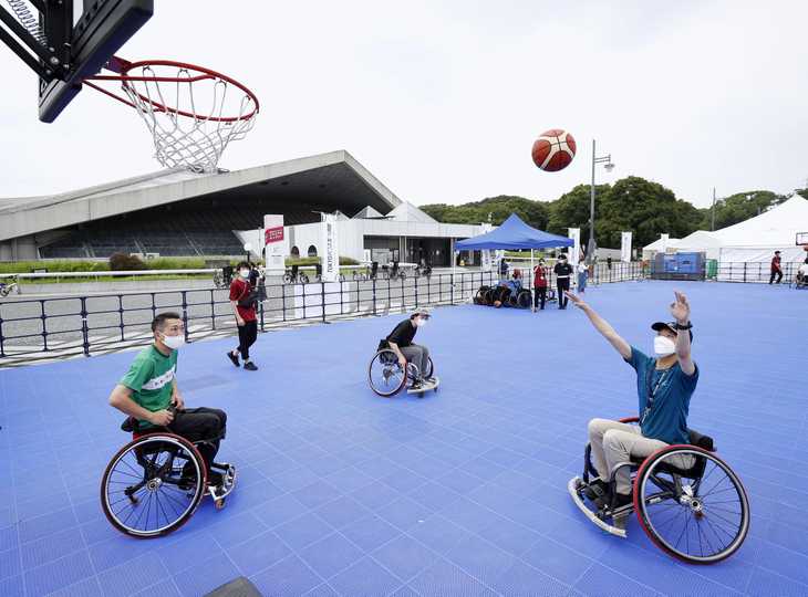 駒沢オリンピック公園で開かれたイベントで、車いすバスケットボールを体験する来場者＝２０日午後、東京都世田谷区
