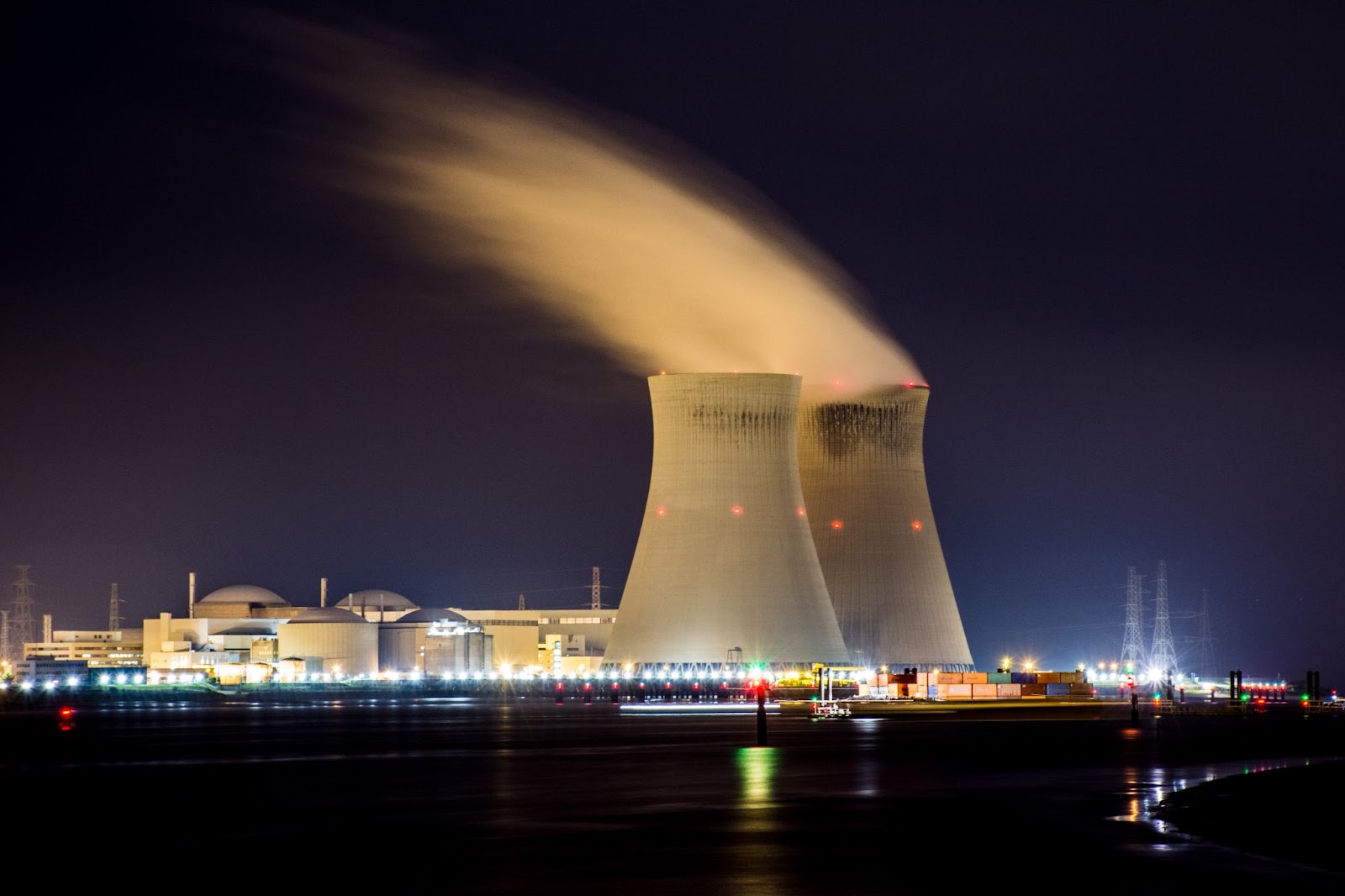imagem ilustrativa de uma usina nuclear — tecnologia do ano de nascimento 1951