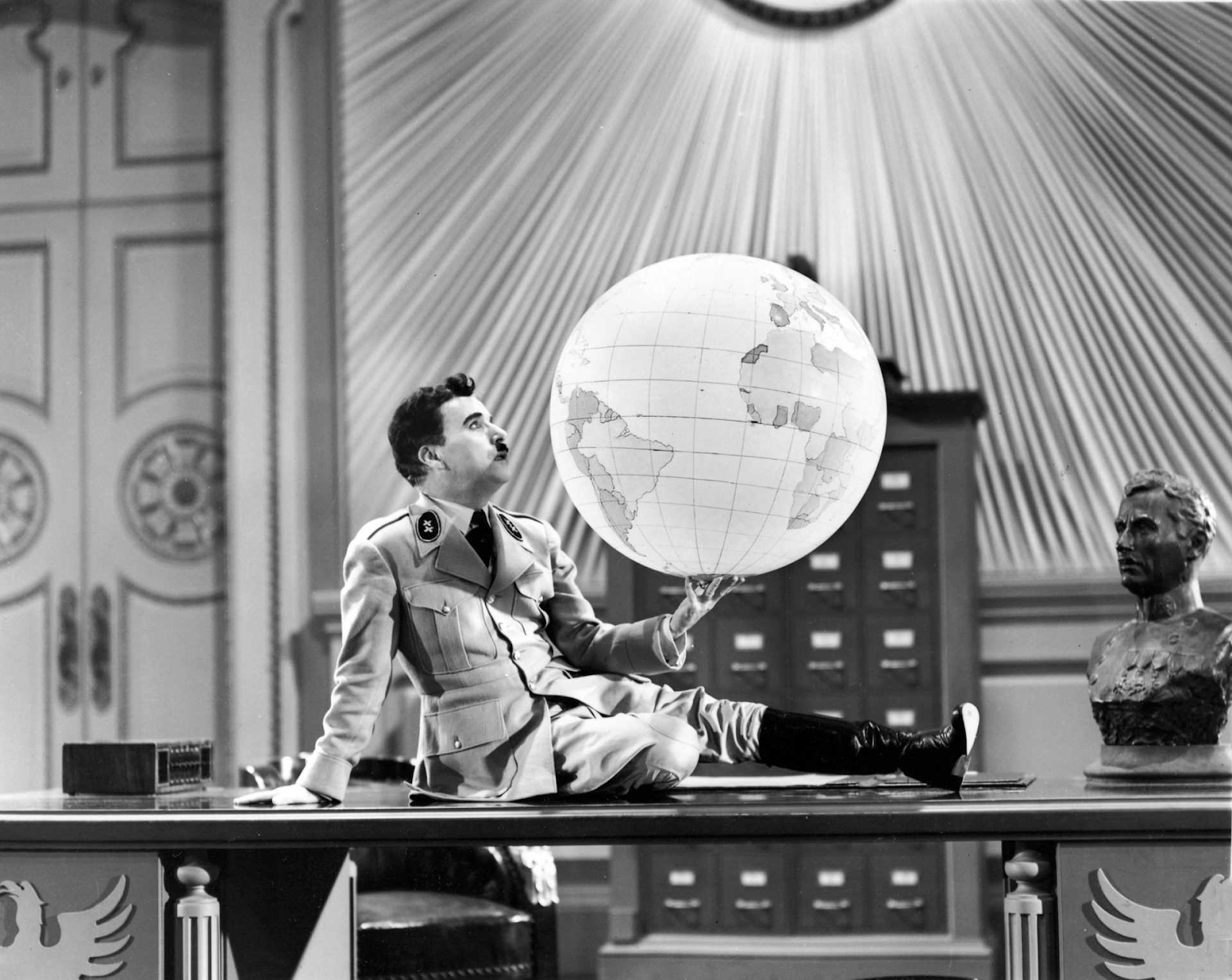 شارلي شابلن من فيلم The Great Dictator 