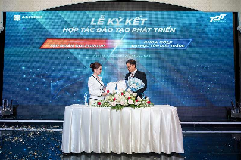 GolfGroup thúc đẩy phát triển ngành golf tại các trường học lớn tại Việt Nam Hình ảnh buổi lễ ký kết hợp tác giữa GGA và trường ĐH Tôn Đức Thắng