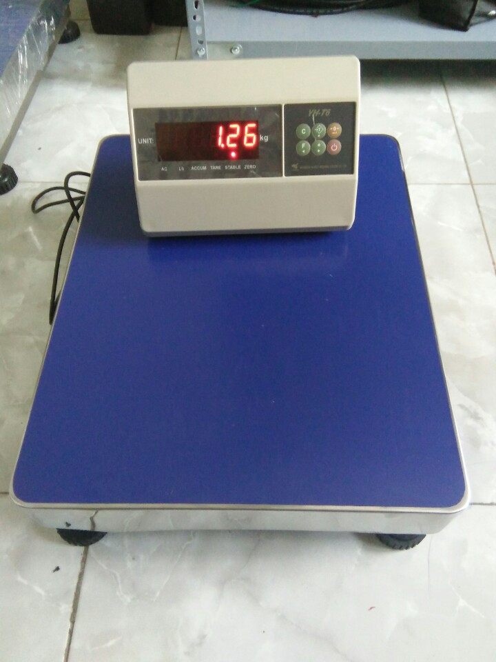 Màn hình và bàn cân khi chưa lắp đặt