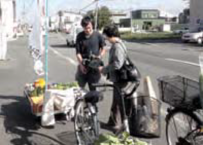 複数の人が自転車に乗っている男性

中程度の精度で自動的に生成された説明